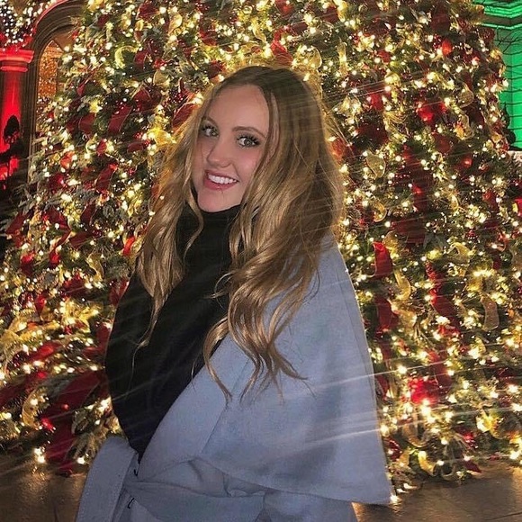 Elie Tahari Jackets & Blazers - Ellie Tahari coat! Keeps you warm and so great to dress up or down.